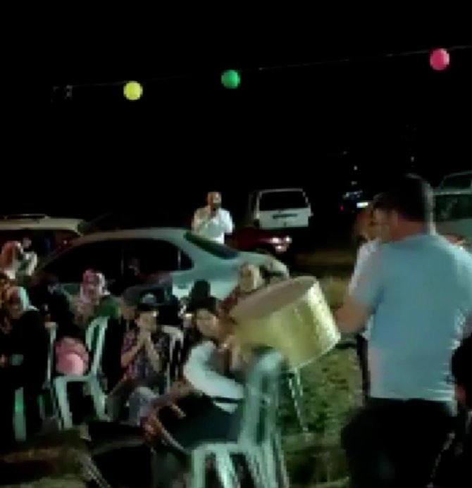 Davuluyla Şov Yaparken Sandalyeden Düştü, Kendinden Geçti Zurnayı Uçurdu