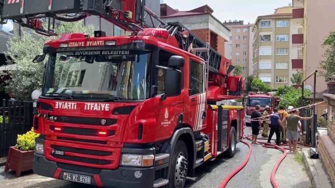 Ataşehir’de Otomobil Yedek Parçalarının Olduğu Garaj Alev Alev Yandı