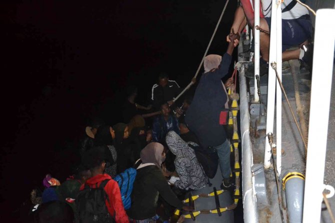 İ̇zmir Açıklarında 194 Düzensiz Göçmen Kurtarıldı, 45 Göçmen Yakalandı