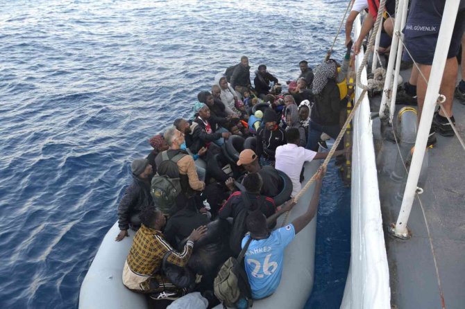 İ̇zmir Açıklarında 194 Düzensiz Göçmen Kurtarıldı, 45 Göçmen Yakalandı