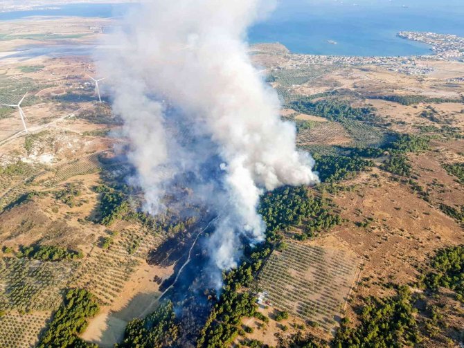 İ̇zmir’de Ziraat Arazisinde Çıkan Yangın Kontrol Altına Alındı