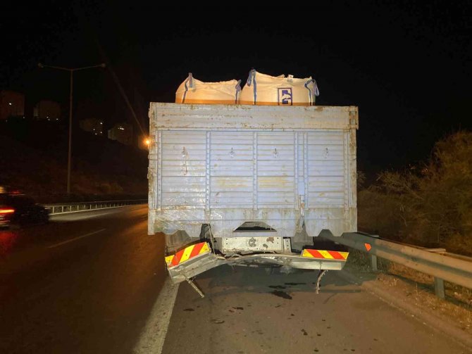 İ̇zmir’de Otomobil Kamyona Çarptı: 1 Ölü, 1 Yaralı