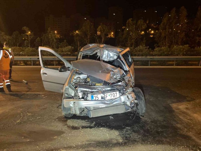 İ̇zmir’de Otomobil Kamyona Çarptı: 1 Ölü, 1 Yaralı