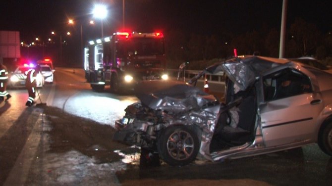 İ̇zmir’de Otomobil Kamyona Çarptı: 1 Ölü, 1 Yaralı