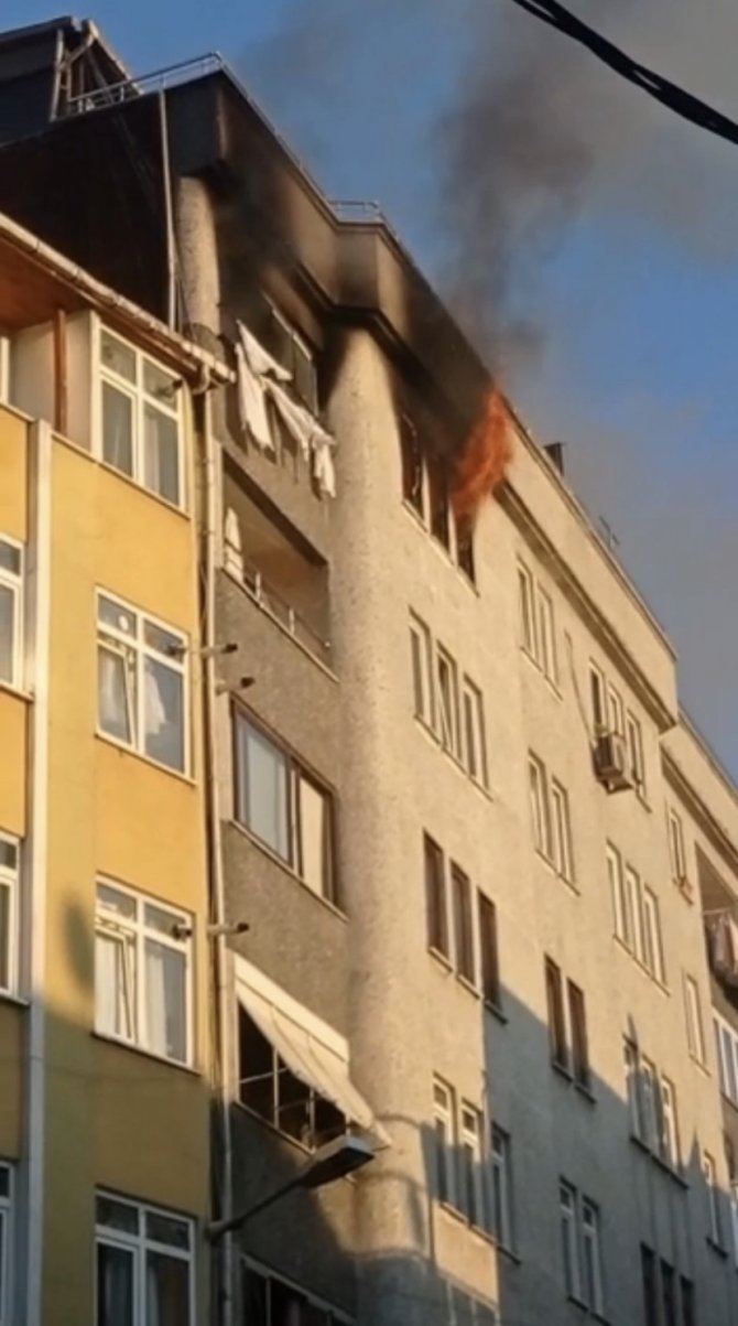 İ̇stanbul’da Daire Alev Alev Yandı: Panik Anları Kameraya Yansıdı