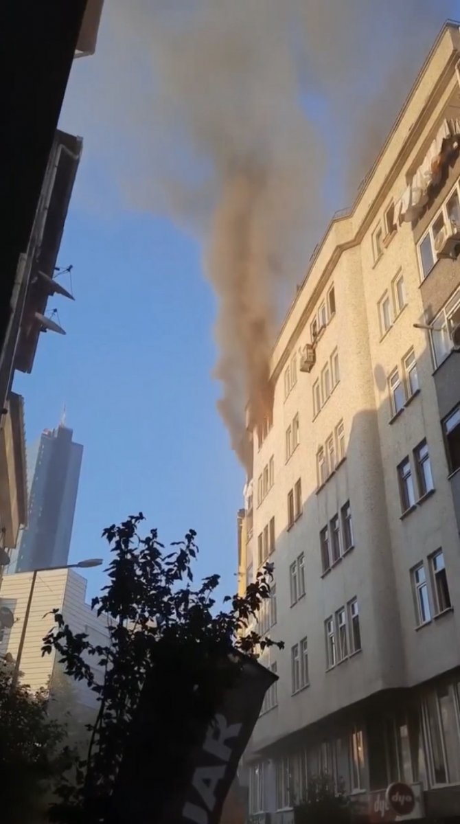 İ̇stanbul’da Daire Alev Alev Yandı: Panik Anları Kameraya Yansıdı