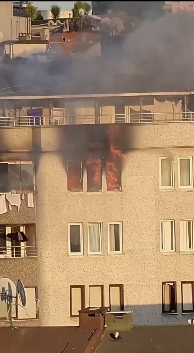İ̇stanbul’da Daire Alev Alev Yandı: Panik Anları Kameraya Yansıdı