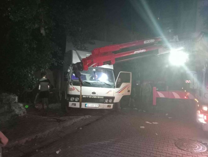 Kagıthane’de Yokuş Aşağı Kaçan Nakliye Kamyonu Devrilerek Durabildi