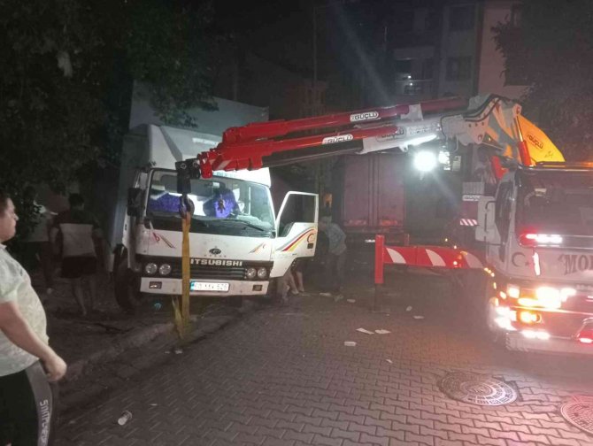 Kagıthane’de Yokuş Aşağı Kaçan Nakliye Kamyonu Devrilerek Durabildi