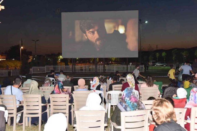 Kartepe’de "Hadi Be Oğlum" Filmine Yoğun İlgi