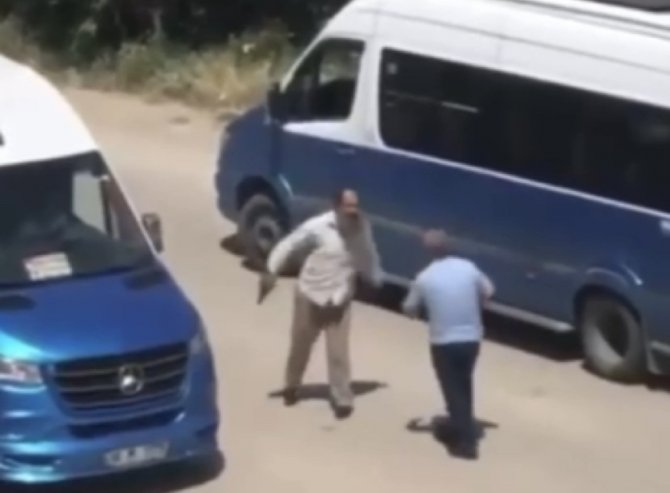 İ̇şçi Servisi İle Minibüs Şoförünün Silahlı, Sopalı Kavgası Kamerada