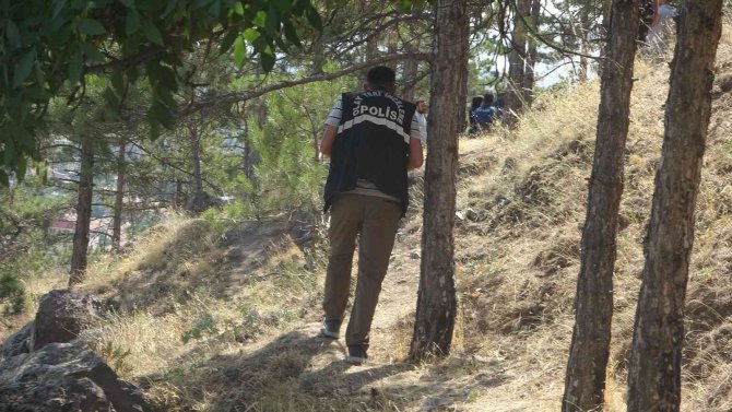 Yürüyüş Yapan Çocuklar Ceset Buldu