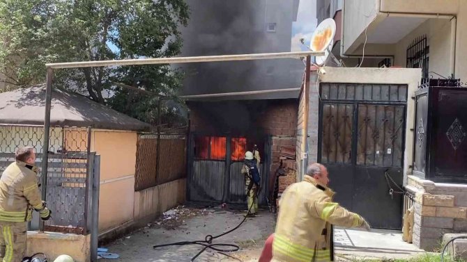 Ataşehir’de Otomobil Yedek Parçalarının Olduğu Garaj Alev Alev Yandı