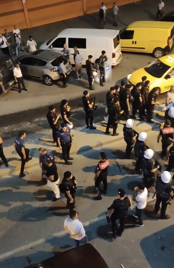 Zeytinburnu’nda Kız Kaçırma İddiasından Çıkan Yanlış Anlaşılmada 2 Kişi Yaralandı