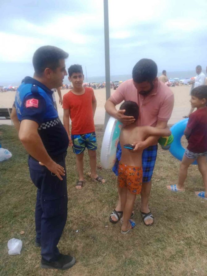 Sahilde Kaybolan Çocukları Zabıta Ekipleri Ailelerine Kavuşturdu