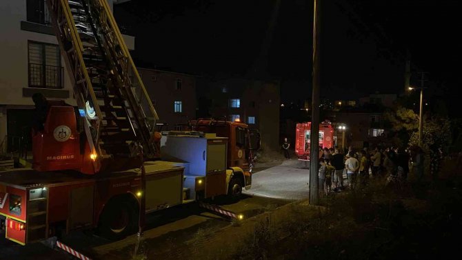 Binanın Çatısında Çıkan Yangın Vatandaşları Sokağa Döktü