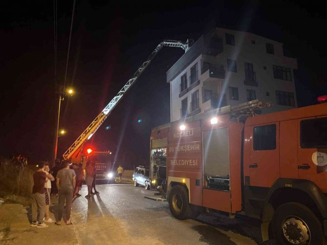 Binanın Çatısında Çıkan Yangın Vatandaşları Sokağa Döktü