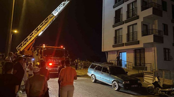 Binanın Çatısında Çıkan Yangın Vatandaşları Sokağa Döktü