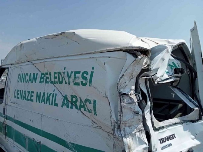 Kontrolden Çıkan Otomobil Cenaze Aracına Çarptı: 2 Yaralı