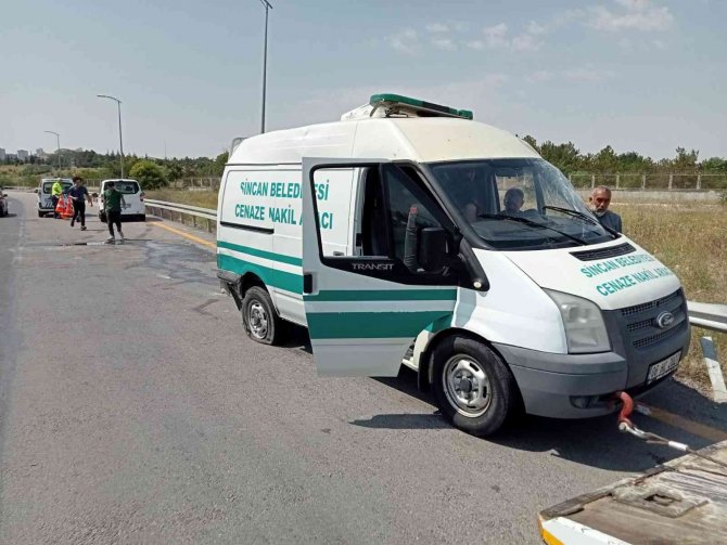 Kontrolden Çıkan Otomobil Cenaze Aracına Çarptı: 2 Yaralı