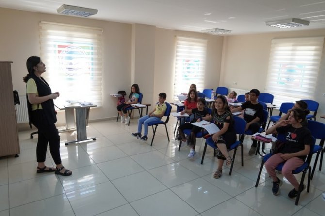 Melikgazi Yaz Kursları Öğretirken Eğlendirmeye Devam Ediyor