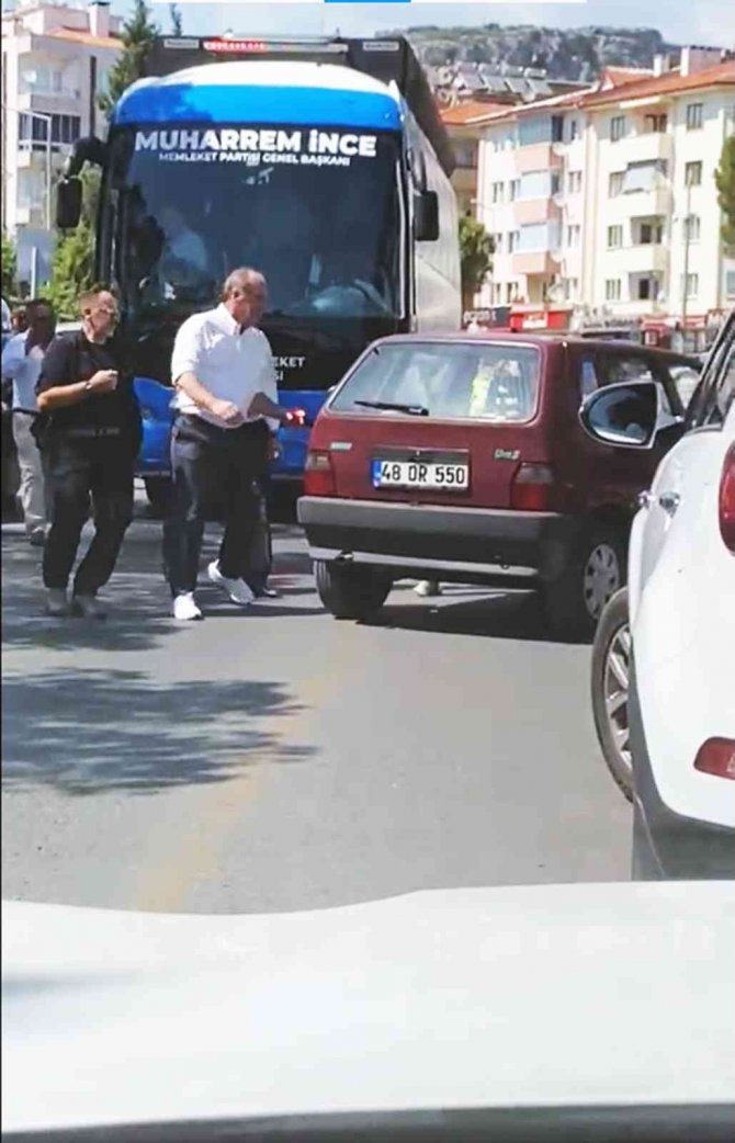 Muharrem İ̇nce Otobüsten İnip Araba İtti