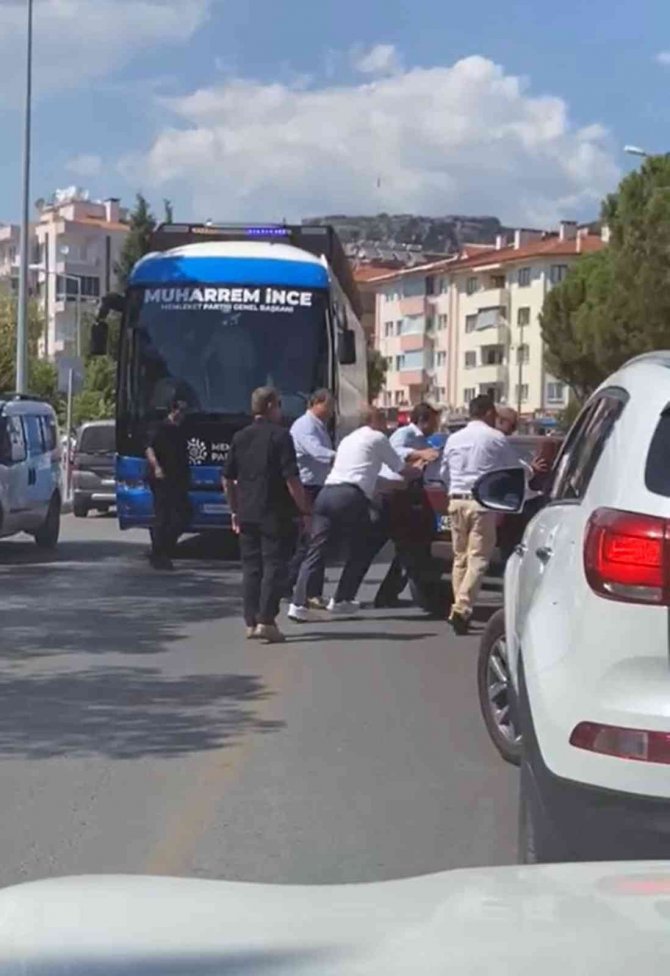 Muharrem İ̇nce Otobüsten İnip Araba İtti