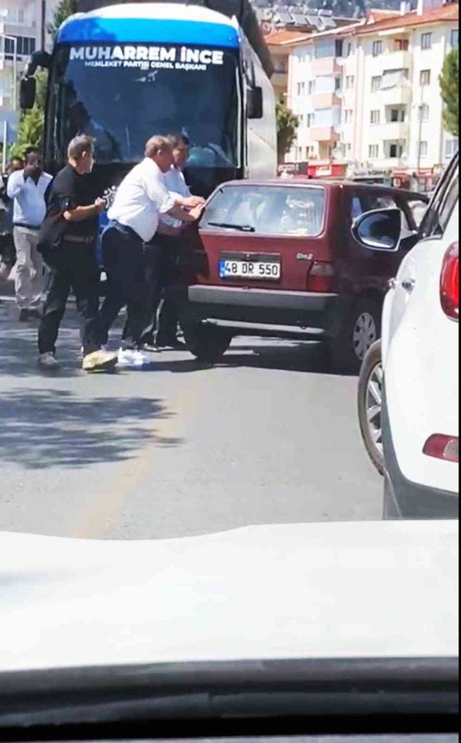 Muharrem İ̇nce Otobüsten İnip Araba İtti