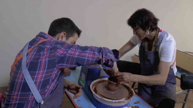 Özel Öğrenciler Çanak Yaparak Hem Eğleniyor, Hem De Öğreniyorlar