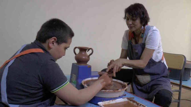 Özel Öğrenciler Çanak Yaparak Hem Eğleniyor, Hem De Öğreniyorlar