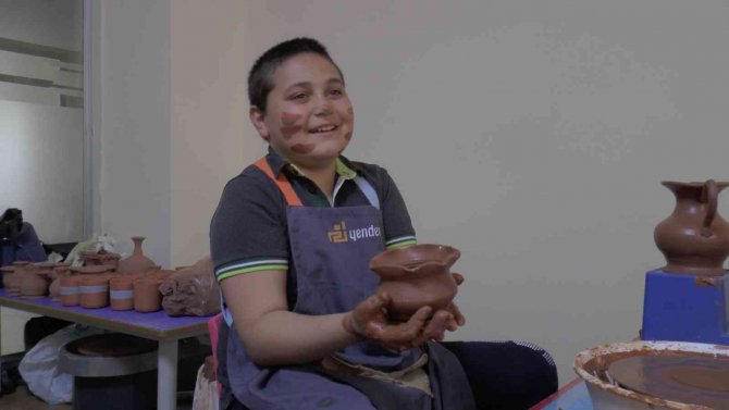 Özel Öğrenciler Çanak Yaparak Hem Eğleniyor, Hem De Öğreniyorlar