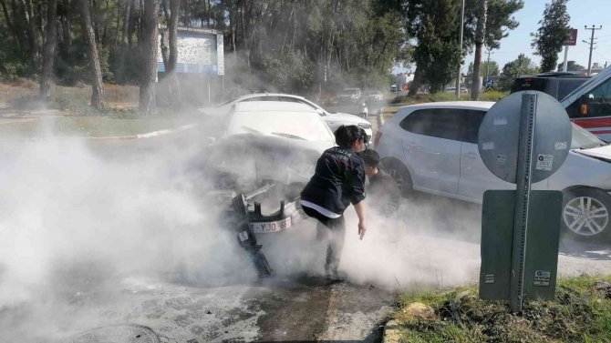 Manavgat’ta İki Otomobil Çarpıştı: 3 Yaralı