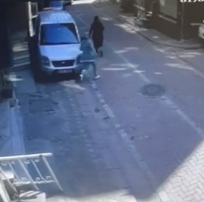 İ̇stanbul’da Kadın Hırsızlar Kamerada: Okula Başlayacak Çocuğun Kumbarasını Çaldılar