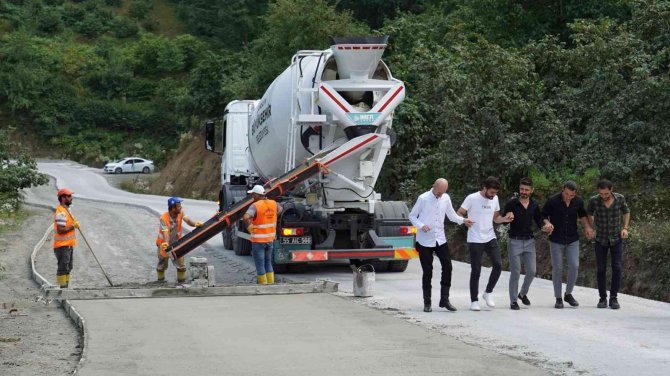 Yol Sevincini Horon Teperek Kutladılar