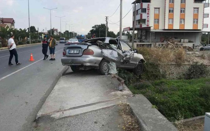 Köprünün Korkulukları Otomobile Ok Gibi Saplandı: 1 Yaralı