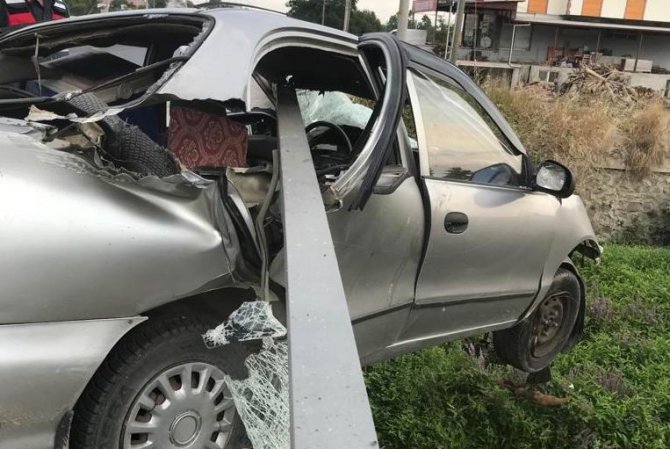 Köprünün Korkulukları Otomobile Ok Gibi Saplandı: 1 Yaralı