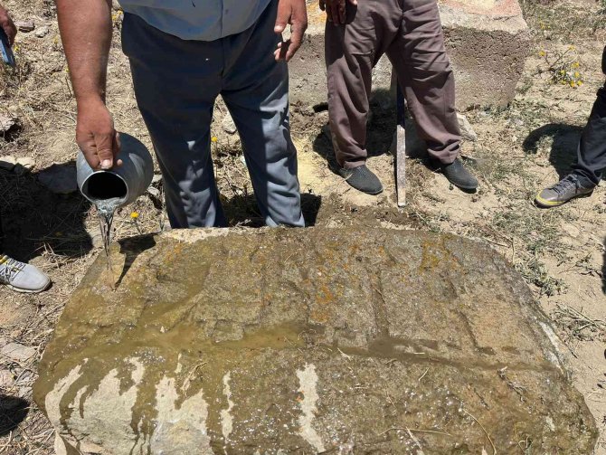 Sarıkamış’ta Üzerinde İnsan Figürleri Bulunan Taş İlgi Odağı Oldu