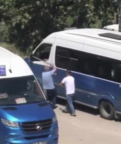 İ̇şçi Servisi İle Minibüs Şoförünün Silahlı, Sopalı Kavgası Kamerada