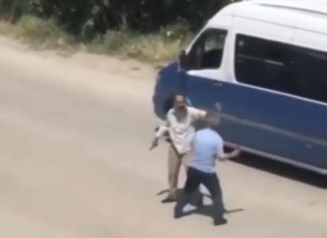 İ̇şçi Servisi İle Minibüs Şoförünün Silahlı, Sopalı Kavgası Kamerada