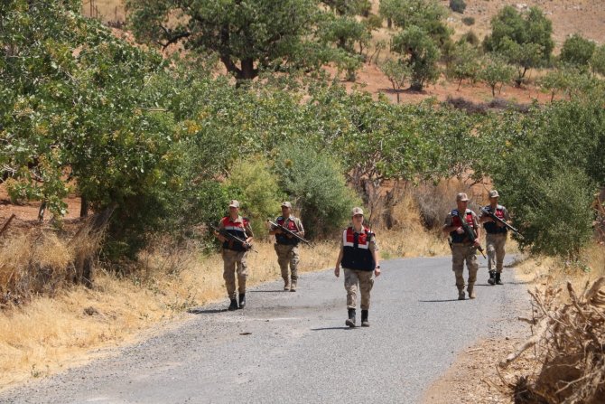 Siirt’te Jandarma, Fıstık Hırsızlığına Karşı Bağ Ve Bahçelerde Kuş Uçurtmuyor