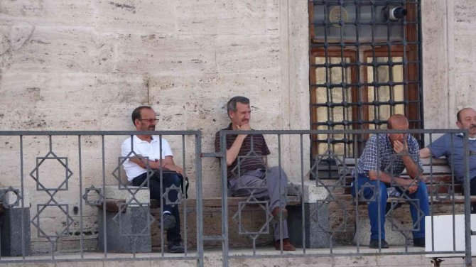 Denize Kıyısı Olmayan Sivas’ta Yüzmek Yasaklandı