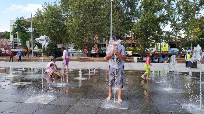 Sıcaktan Bunalan Çocukların Eğlenceli Serinliği