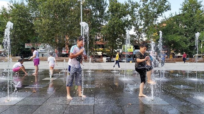 Sıcaktan Bunalan Çocukların Eğlenceli Serinliği