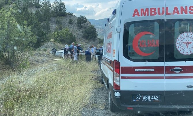 Takla Atan Otomobil Tarlaya Uçtu: 2 Yaralı