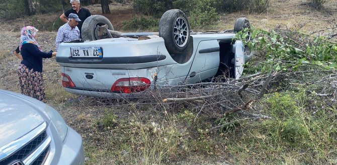 Takla Atan Otomobil Tarlaya Uçtu: 2 Yaralı