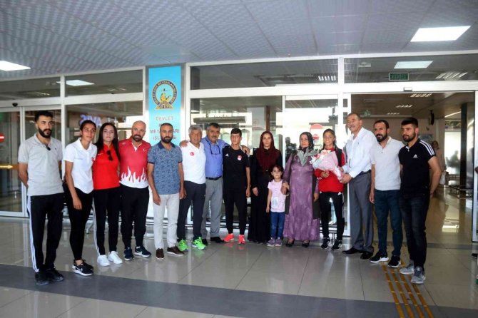 Avrupa 2.’si Edibe Yağız Çiçeklerle Karşılandı