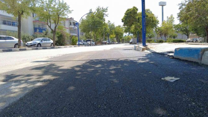 Yunusemre’den 2 Mahallede Asfalt Çalışması
