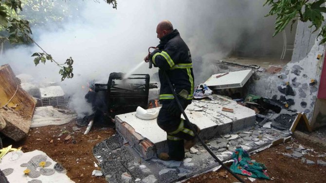 Tek Katlı İkamet Bomba Gibi Patladı: 1 Yaralı