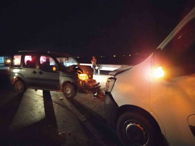 İ̇ki Aracın Kafa Kafaya Çarpıştığı Kazada 1 Kişi Yaralandı
