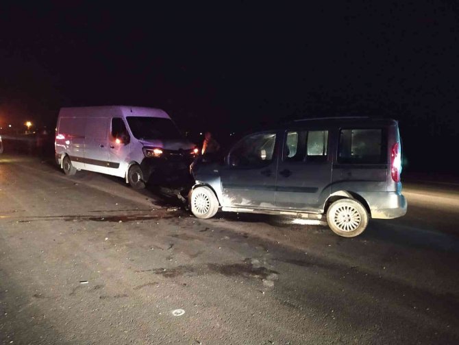 İ̇ki Aracın Kafa Kafaya Çarpıştığı Kazada 1 Kişi Yaralandı